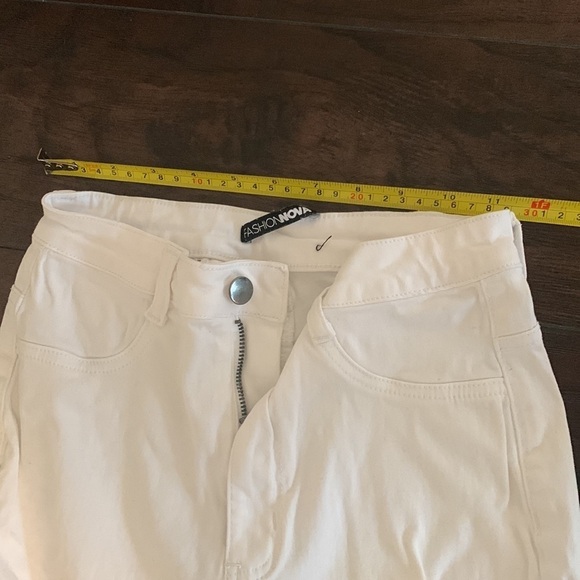 Fashion Nova Distressed White Jeans sz 7. - Picture 12 of 13